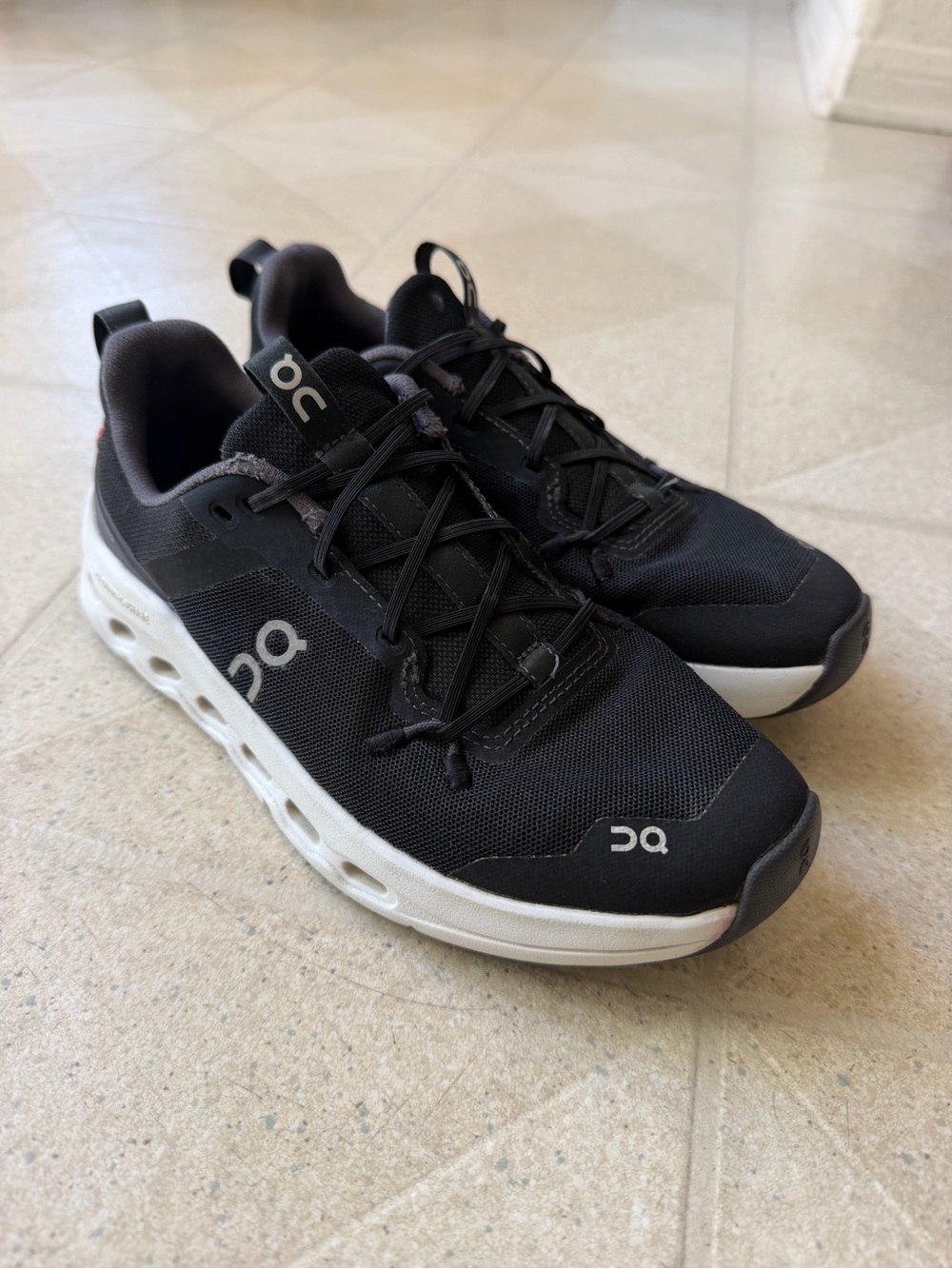 On Athletic Sneakers in Black and White 4.5 girls